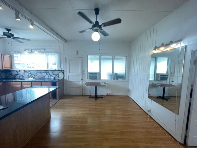 Building Photo - 6 month lease-1 bed, 1 bath unit in Kapahulu!