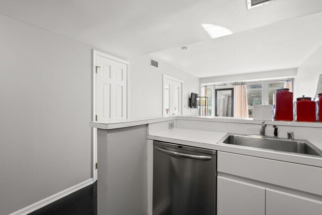 Building Photo - 1 Bed 1 Bath - Penn Quarter Condo - Furnished