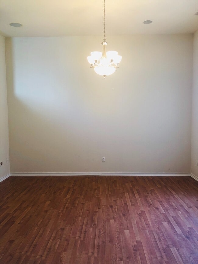 Building Photo - Beautiful Townhome