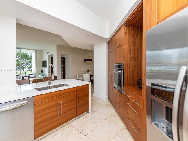 Building Photo - 888 Brickell Key Dr