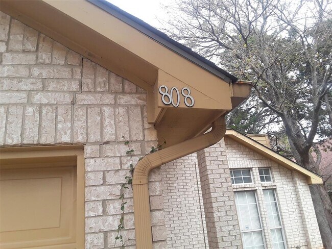 Foto del edificio - 808 Shady Brook Ln