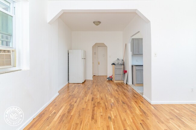 Building Photo - 41 St Nicholas Ave