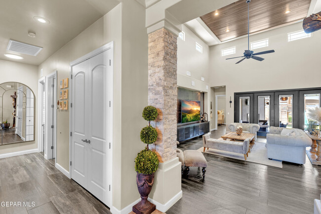 Foto del edificio - 14812 Long Shadow Ave