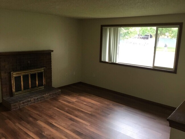 Building Photo - Bethel Area Duplex