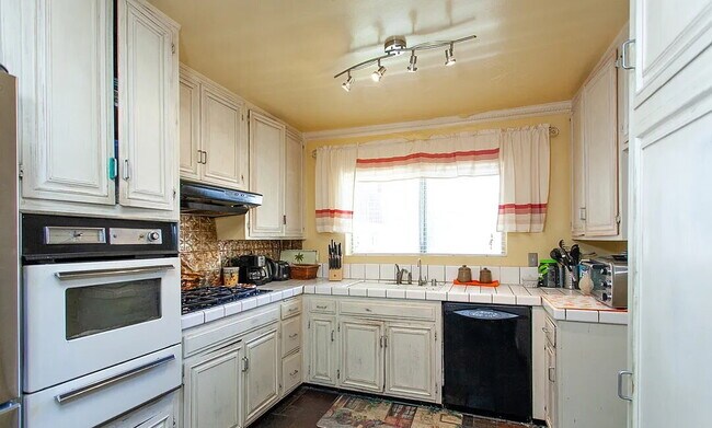 Foto del edificio - "Charming 1-Bedroom Retreat in the Heart of Encino – A Perfect Place to Call Home!"