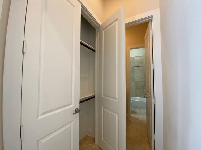 Foto del edificio - 74 N Hutcheson St