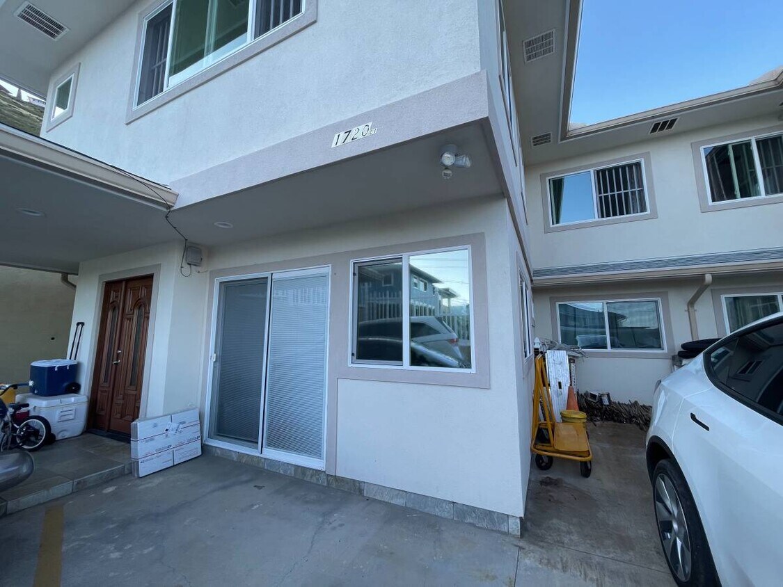 Building Photo - 1720C Palolo Ave