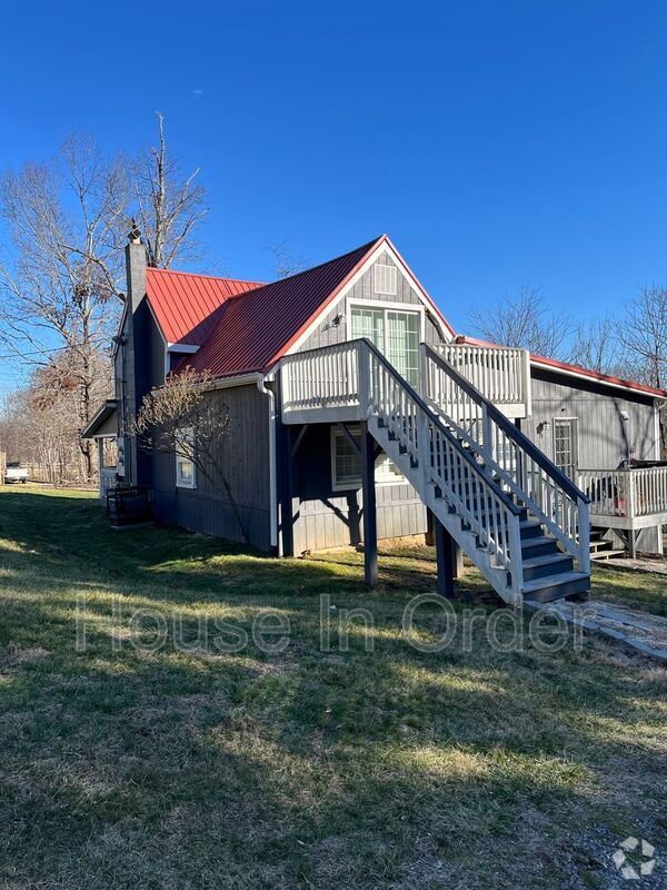Building Photo - 9 Jesse Ln