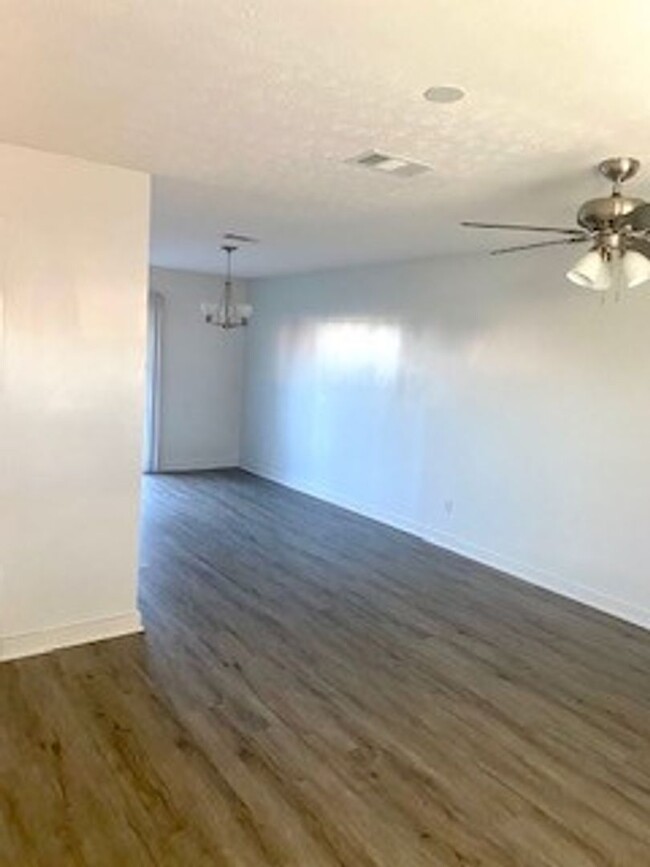 Foto del edificio - Very cute 2 bedroom 1 1/2 bath town-home c...