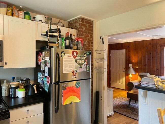 Foto del edificio - 3BR Close to the Heart of Normaltown