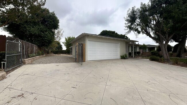 Foto del edificio - 3 Bedroom 2 Bathroom Home w/RV Parking In ...