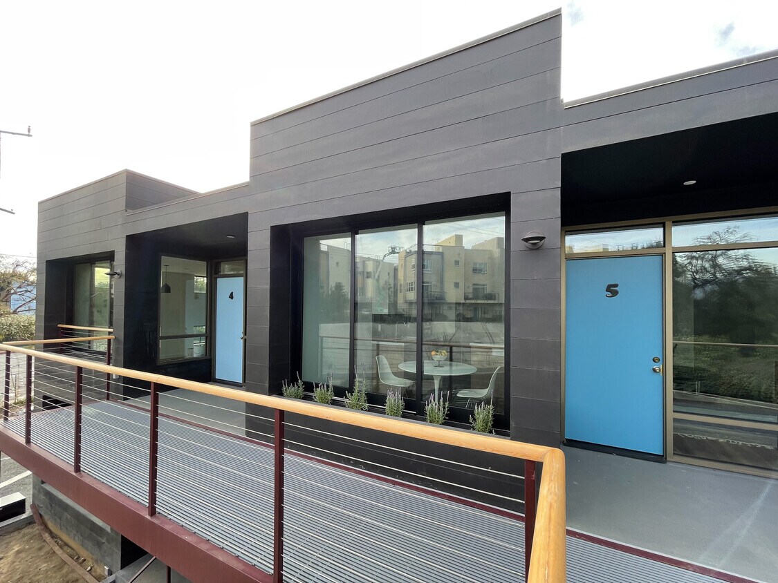 Floor-to-ceiling windows that open - 2811 Waverly Dr