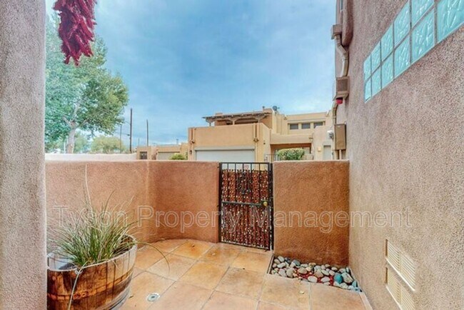 Building Photo - 2425 Northwest Cir NW