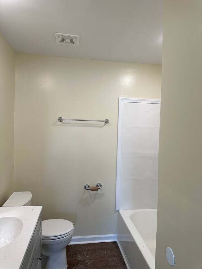 Foto del edificio - 5 bedroom Available 2 Bathroom home