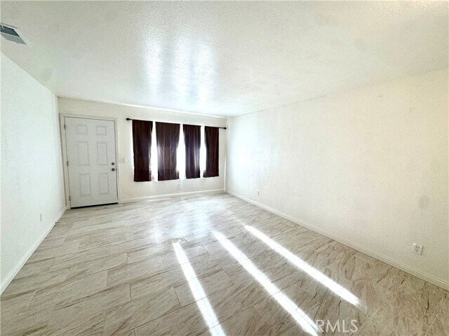 Foto del edificio - 16214 Juniper St