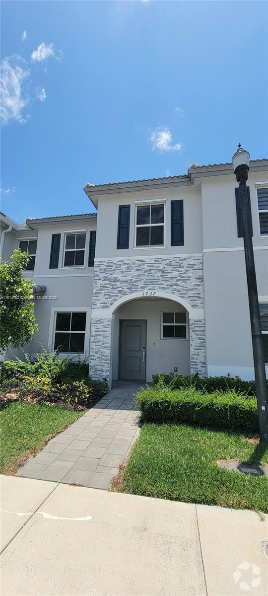 Building Photo - 1737 SE 26th Ter