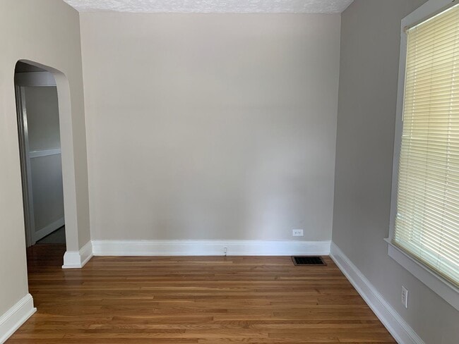Building Photo - Beautiful 2 Bedroom 1 Bath, Newly Updated!