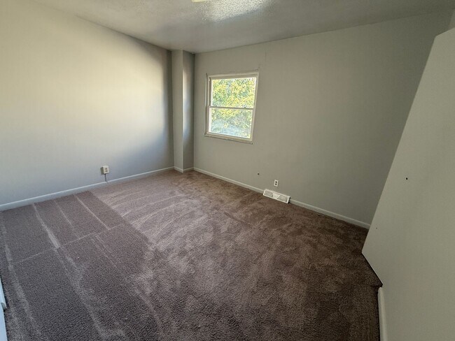 Building Photo - 881 E Wilbeth Rd