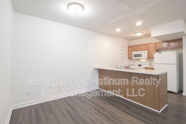 Building Photo - 1640 Golf Club Ln