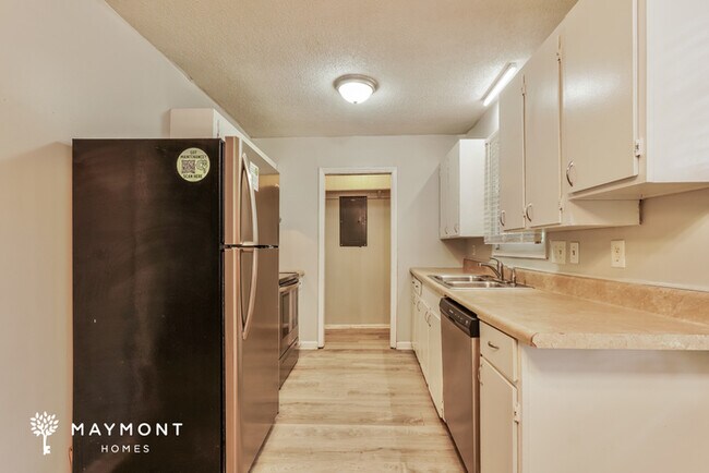 Building Photo - Beautiful 3 Bedroom Bungalow!