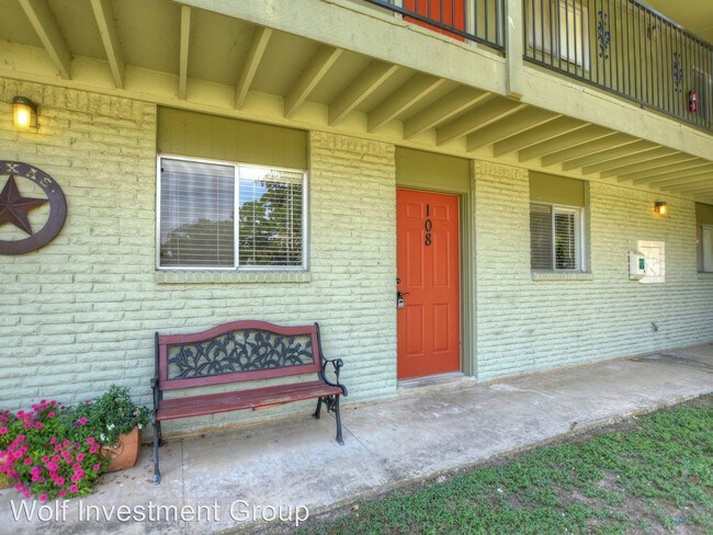 Building Photo - 1 br, 1 bath Apartment - 806 E 13th St