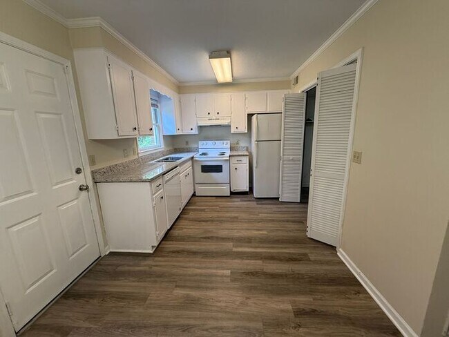 Foto del edificio - RENT SPECIAL! Brick town home End unit! UP...