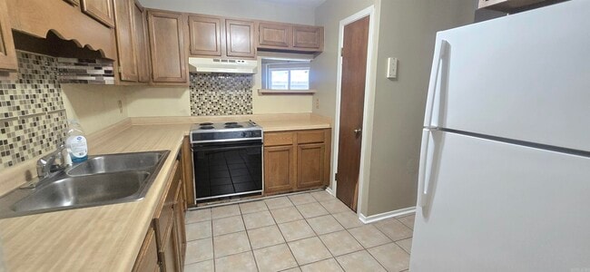 Building Photo - 411 Shadow Oaks Dr