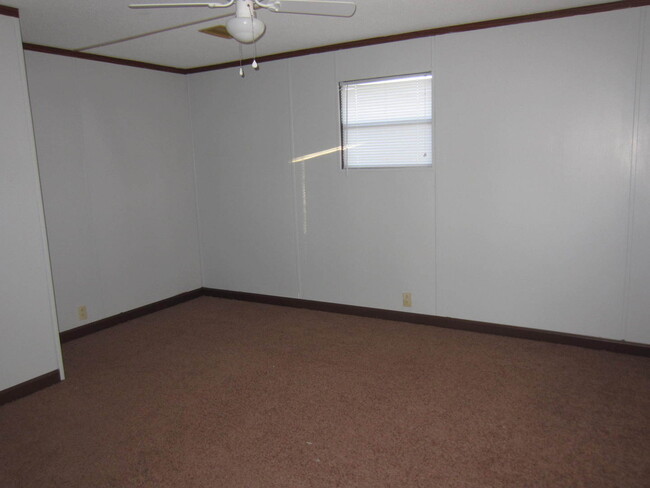 Building Photo - 2 Bedroom Mobile Home in Ray City