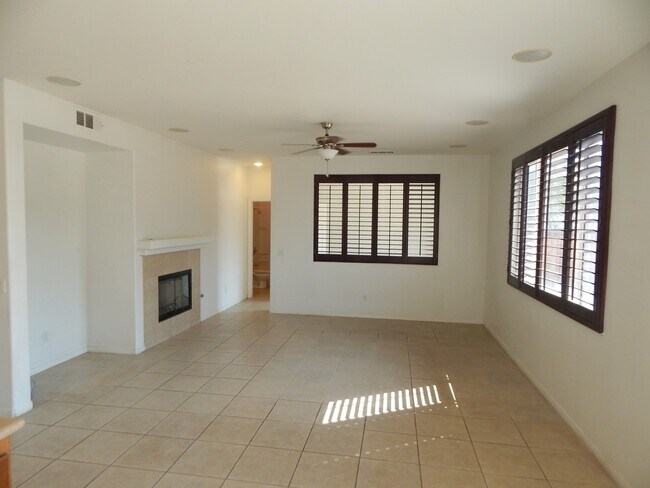 Foto del edificio - GORGEOUS 5 Bedroom** & 3 full bathrooms on a Cul-De-Sace Home!!