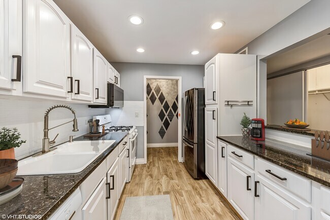 Foto del edificio - 5101 Carriage Way Dr