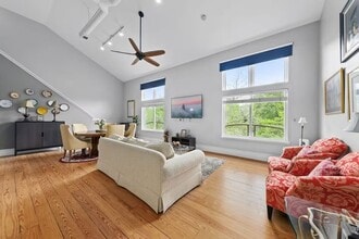 Building Photo - 404 N Laurel Ave