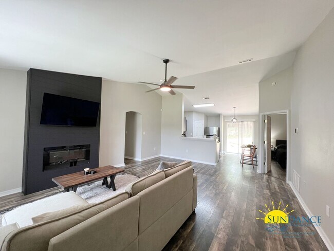 Foto del edificio - Charming 3-Bedroom Home in Ridge Crest Sub...