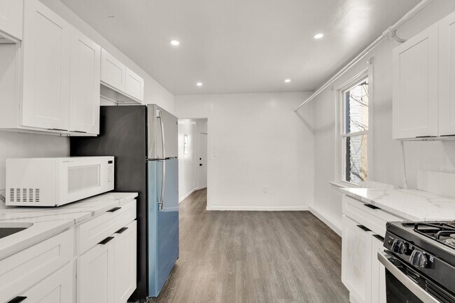 Building Photo - 810 Otis Pl NW