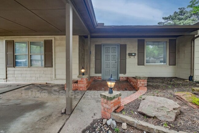 Building Photo - 6017 NW 56th St