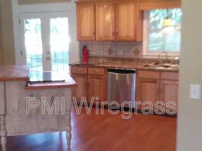 Building Photo - 204 Harwood Pl