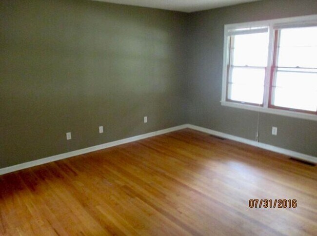 Foto del edificio - Darling 4 Bed 2 Bath Ranch in Olathe-Comin...