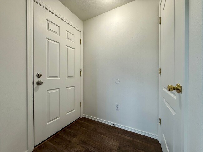 Foto del edificio - YOU DON'T WANT TO MISS THIS NEWLY UPDATED TOWNHOME IN REDMOND!!