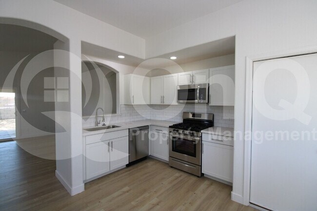 Foto del edificio - 16175 W Washington St