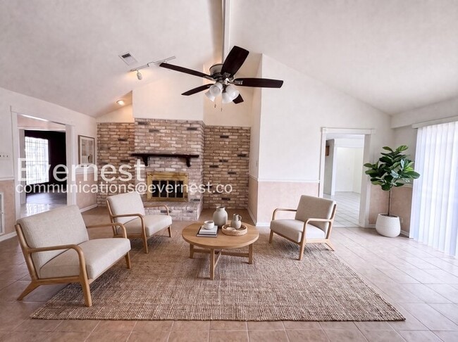 Building Photo - 3 Bed/2 Bath Home with Garage / Available Now!