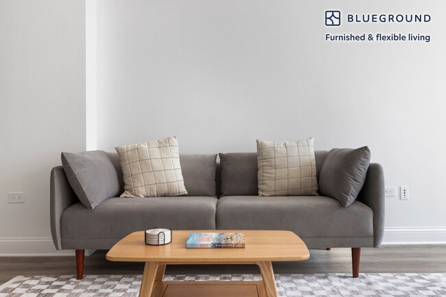 Building Photo - 2 W Delaware Pl