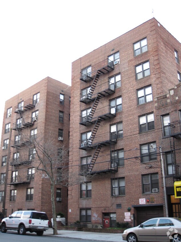 Foto del edificio - 2450 Nostrand Avenue
