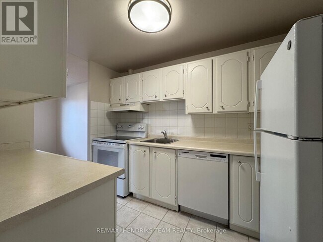 Building Photo - 610 Lake St