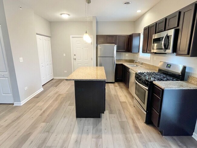 Building Photo - 811 E Main St