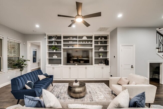 Building Photo - 987 Little Den Dr