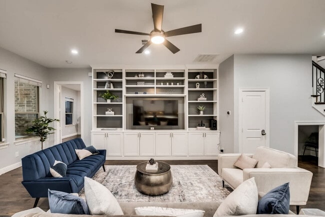 Building Photo - 987 Little Den Dr