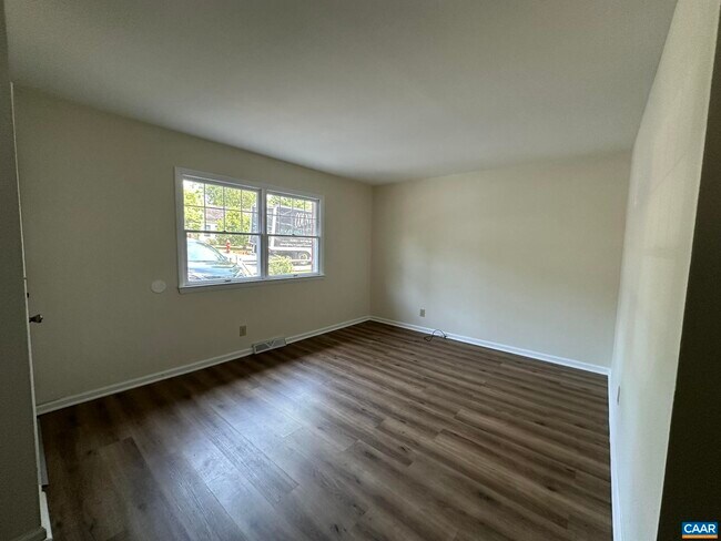 Foto del edificio - 120 Raymond Ave