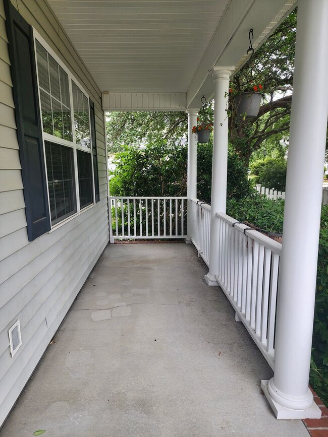 Building Photo - Well maintained home in Jamestowne Village...