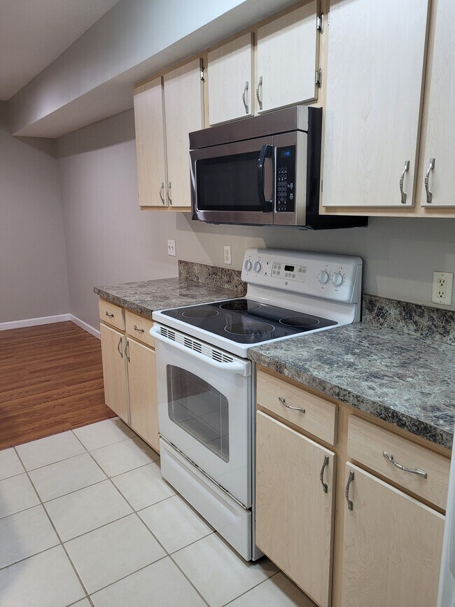 Foto del edificio - 814 Crest Pines Dr