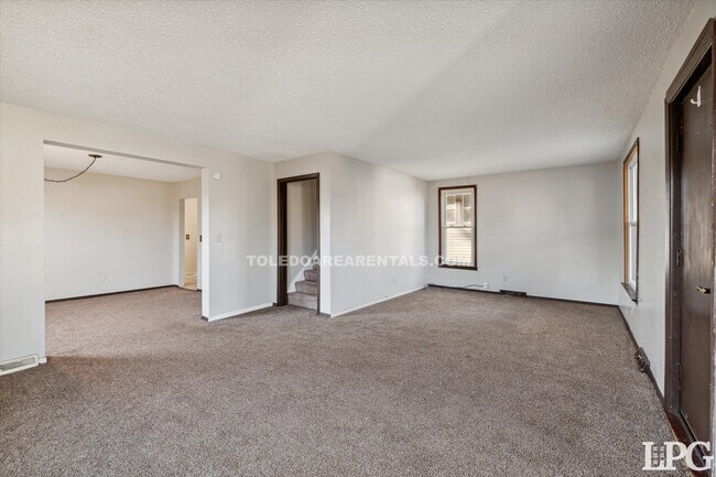Building Photo - 4437 Lewis Ave