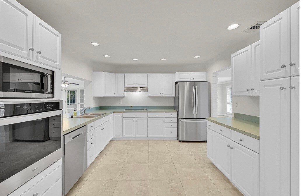 Primary Photo - 211 SE 9th Ct